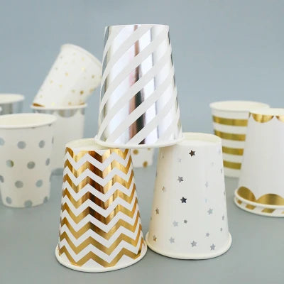 Pack of 10 golden paper cups – party tableware with polka dots and stripes, for birthday, decorations and events