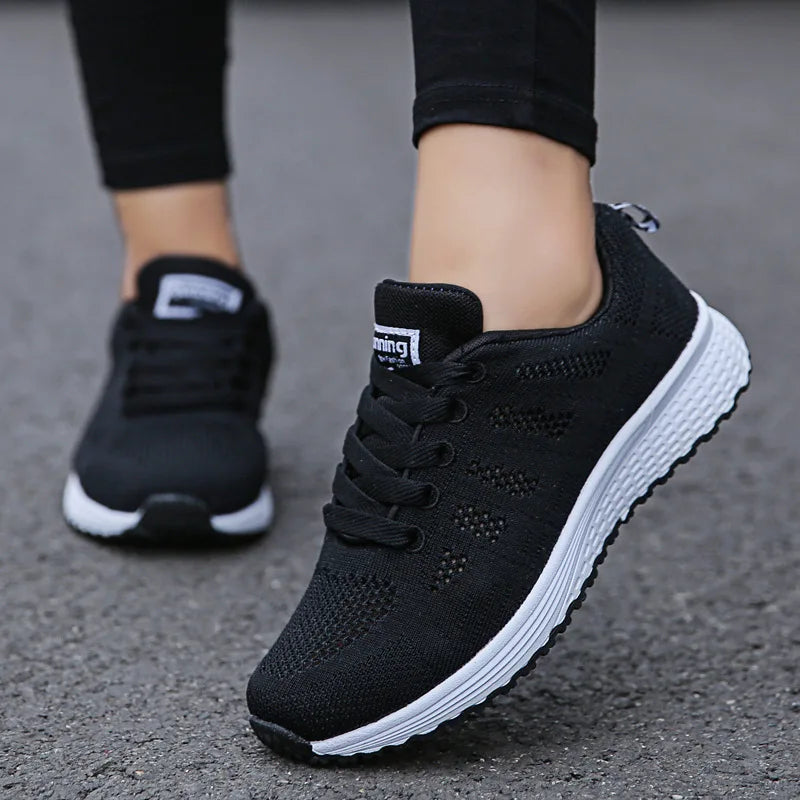 Frauen Casual Schuhe, modische atmungsaktive Wanderschuhe aus Mesh, flache weiße Turnschuhe für Frauen