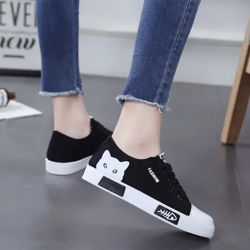 Women spring shoes with cartoon cats, comfortable flat casual shoes, vulcanized sneakers, white shoes for ladies.