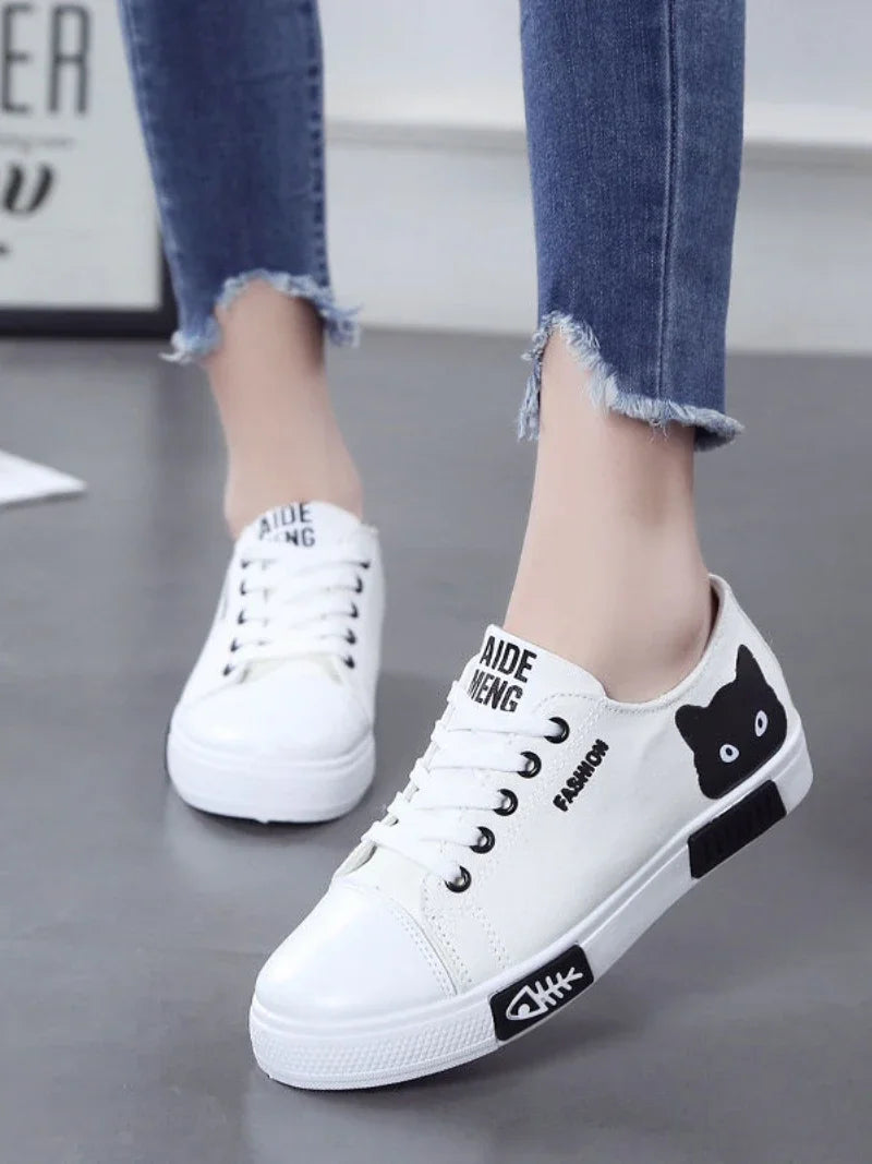 Women spring shoes with cartoon cats, comfortable flat casual shoes, vulcanized sneakers, white shoes for ladies.